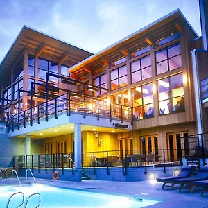 & 5*, Brentwood Bay Canada