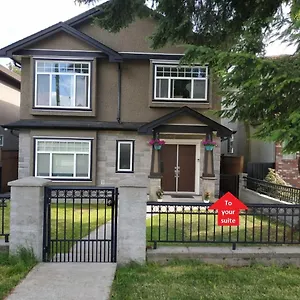 Private W King Bed, Ground Level, Naturally Bright , Vancouver Canada